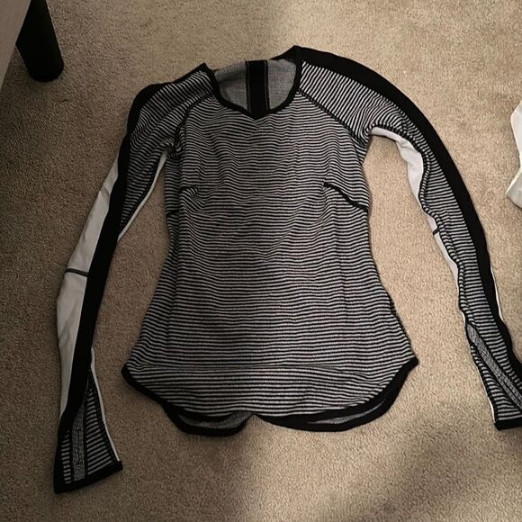 Lululemon Reversible long sleeve 2/4 - Picture 2 of 5